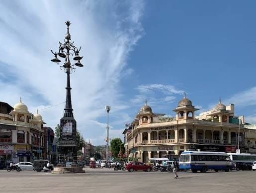 A roundabout on MI Road with an iron lamp post and domed buildings